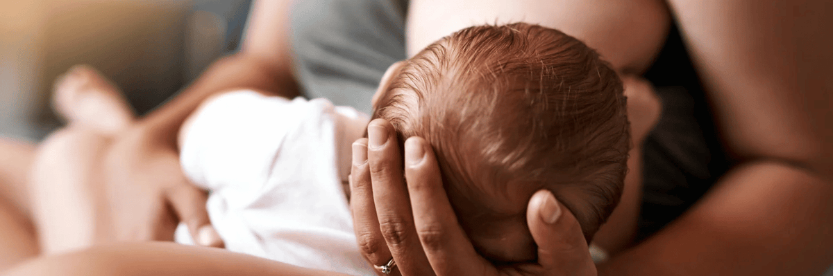 Madre abrazando a su bebé