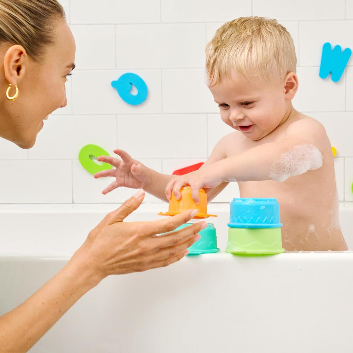 Connect-a-Cup Pack de 7 Vasos Apilables para el Baño en una escena de uso cotidiano